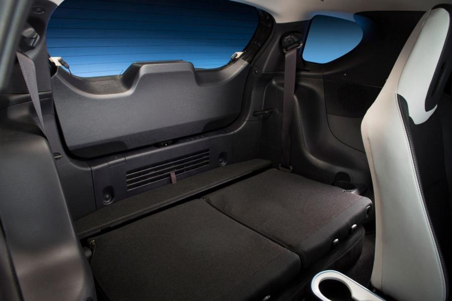 Toyota iQ EV 2013 года  (фото 14 из 29)